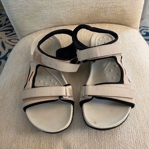 “e” athletic sandals